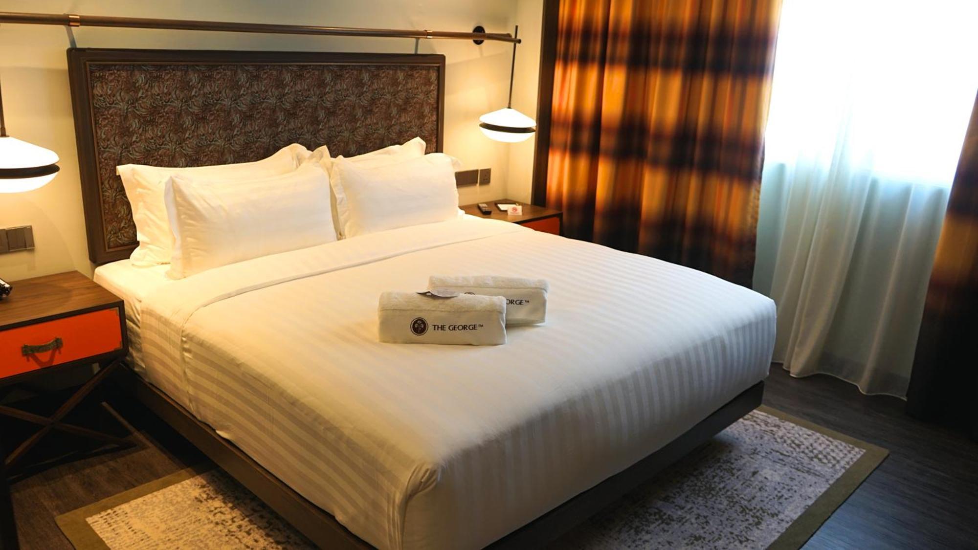 Hotel The George Penang By The Crest Collection Georgetown Exterior foto A bed in a hotel room