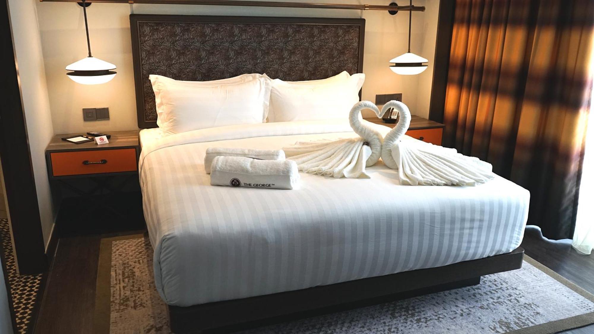 Hotel The George Penang By The Crest Collection Georgetown Exterior foto A bed with a swan shaped towel