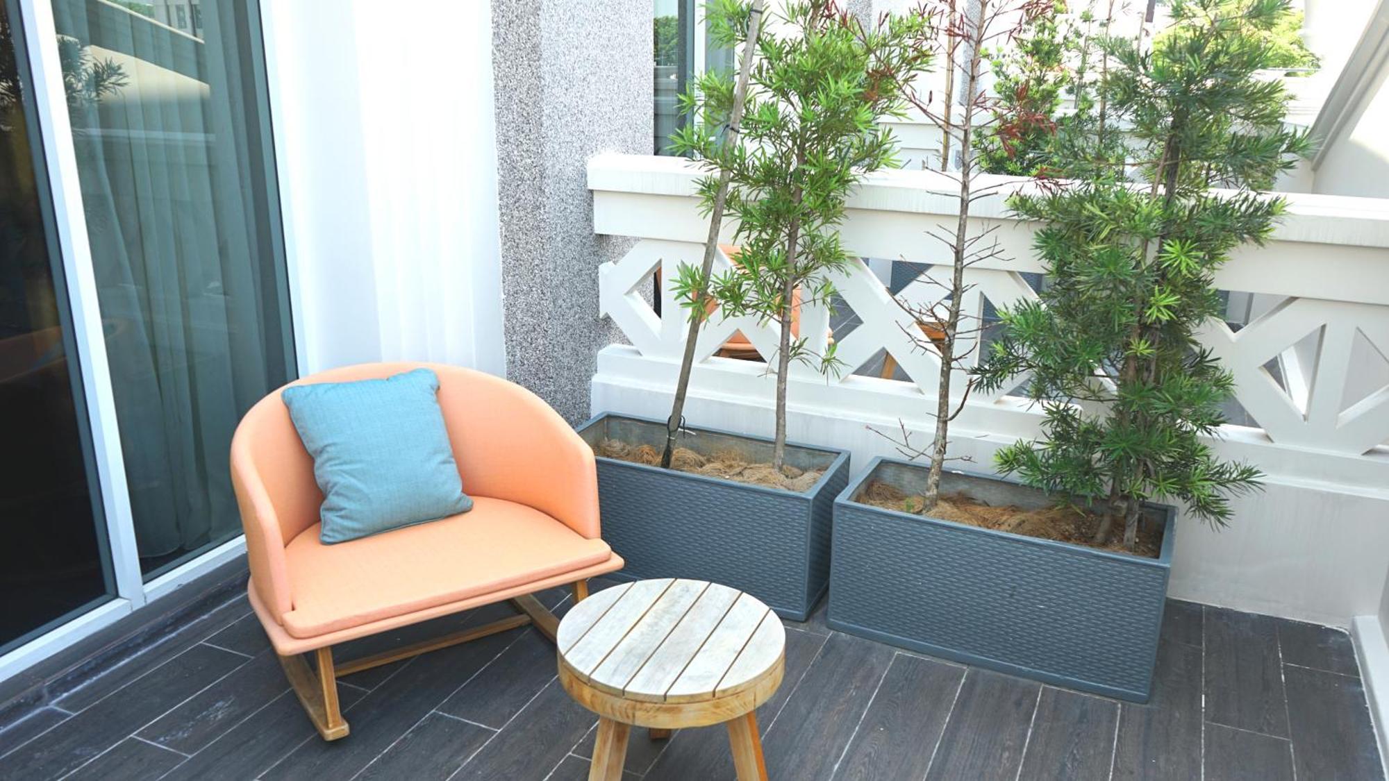 Hotel The George Penang By The Crest Collection Georgetown Exterior foto A balcony in a hotel