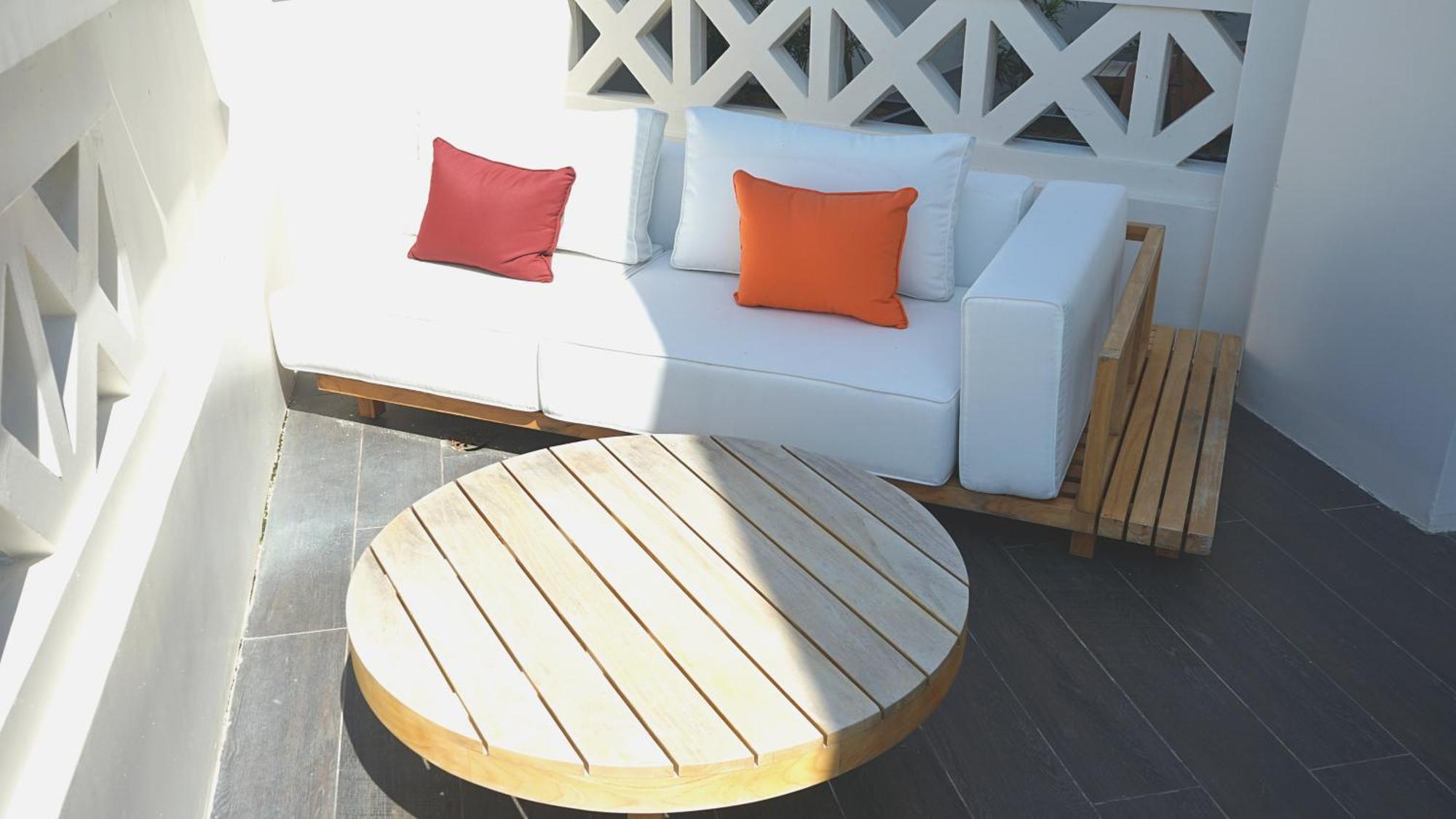 Hotel The George Penang By The Crest Collection Georgetown Exterior foto A round coffee table