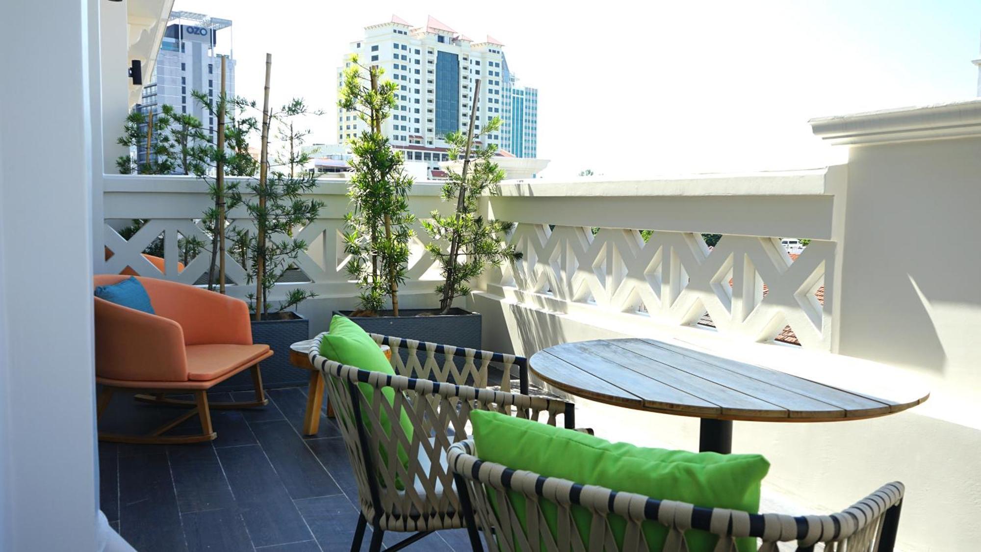 Hotel The George Penang By The Crest Collection Georgetown Exterior foto A balcony in Bangkok, Thailand