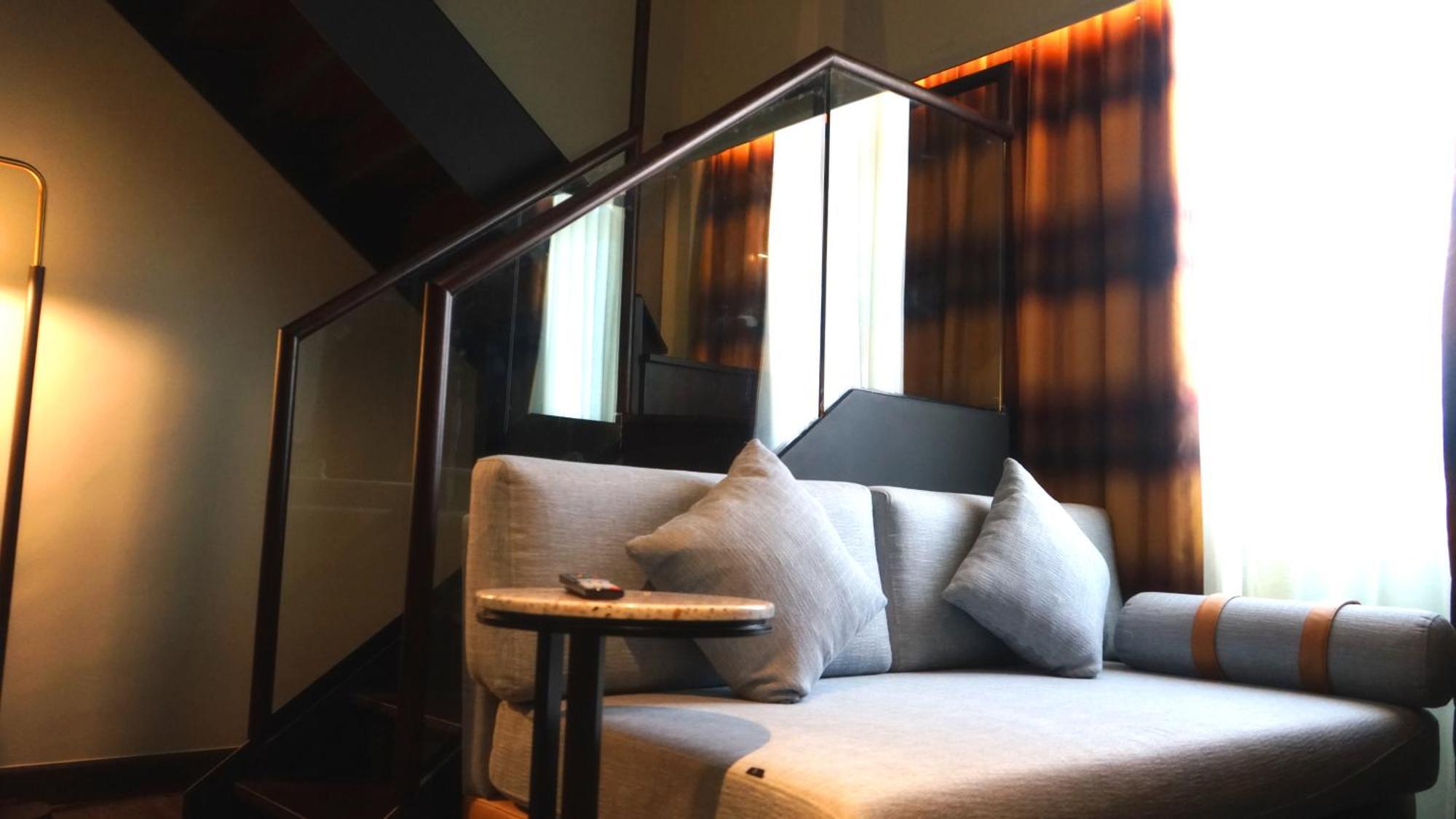 Hotel The George Penang By The Crest Collection Georgetown Exterior foto A sofa in a hotel room