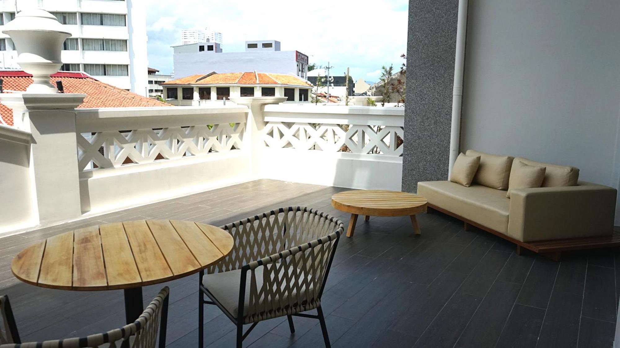 Hotel The George Penang By The Crest Collection Georgetown Exterior foto A balcony