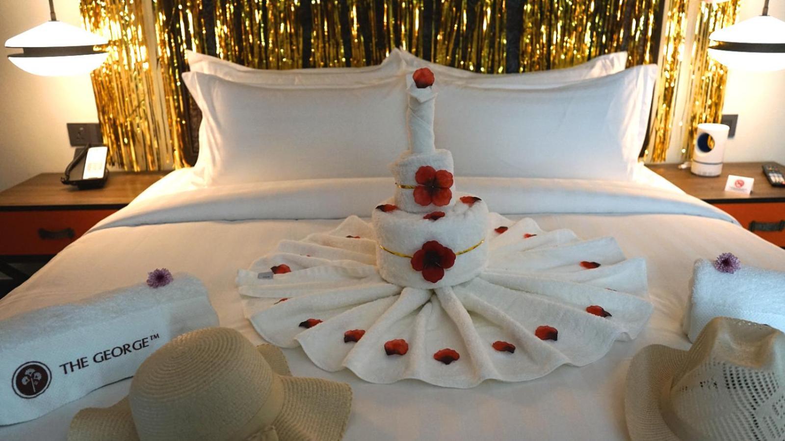 Hotel The George Penang By The Crest Collection Georgetown Exterior foto A towel swan