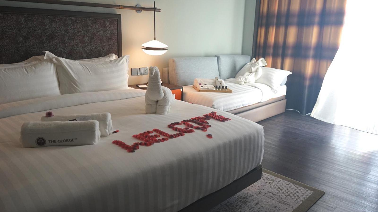 Hotel The George Penang By The Crest Collection Georgetown Exterior foto A room at the hotel