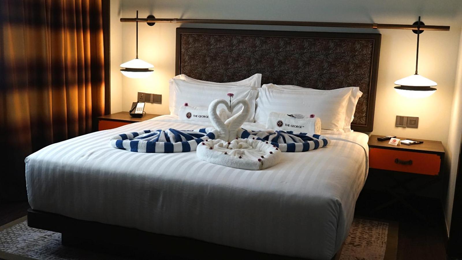 Hotel The George Penang By The Crest Collection Georgetown Exterior foto A bed with a towel swan