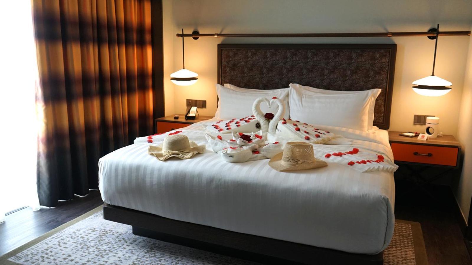 Hotel The George Penang By The Crest Collection Georgetown Exterior foto A bed with a swan shaped towel